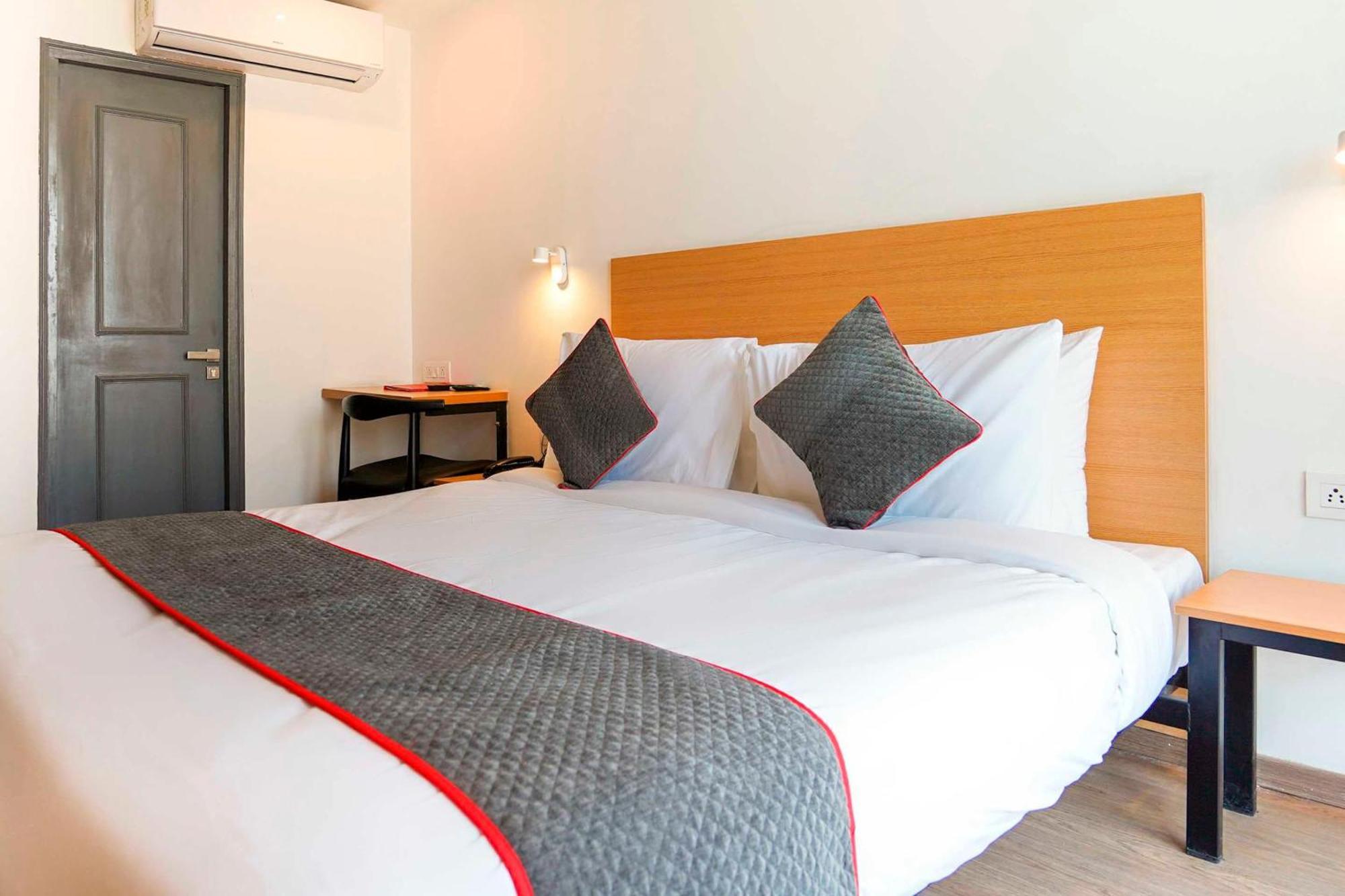 Super Townhouse O Hotel Aditya Residency Near Parthala Over Bridge Sector 121 Noida Indirapuram Exterior foto